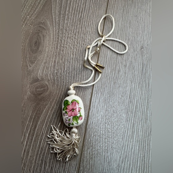 Avon Fashions Jewelry - Vintage 1970s Avon "Tender Blossoms" hand-painted ceramic pendant necklace